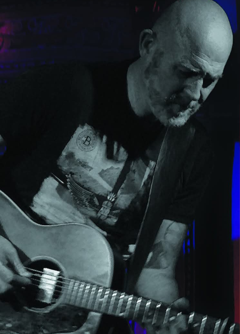 Manu Deligne avec sa guitare